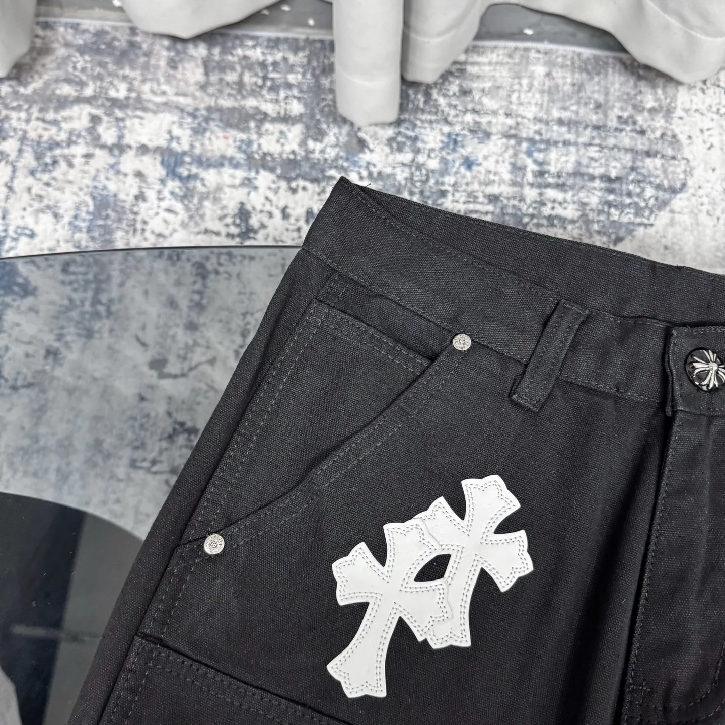 P280 Chrome hearts washed jeans with black logging and white leather elements. Really restore the ultimate texture of Vintage. Three-dimensional version. Loose and comfortable, not picky on the figure. Makes taller and slimmer. Factory precision. Original factory quality control. Same style for men and women. Can be matched with couples. Versatile recommendation. Must-have jeans for all seasons. Fashionistas have been disappointed. From the quality selection of fabrics, the tailoring of details, and the matching of patterns, they are all impeccable! The upper body is so handsome when worn...it can be easily worn by men, women and children! The craftsmanship is made of heavy-duty washed pure cotton denim fabric. After washing, it is soft and thick and looks very stylish when worn. Color: black Size: 28 30 32 34 36